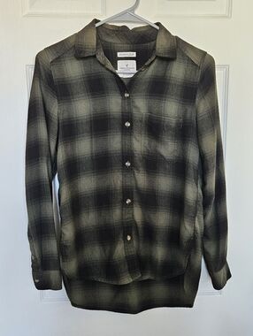 American Eagle Outfitters Green & Black Plaid Button-Down Shirt